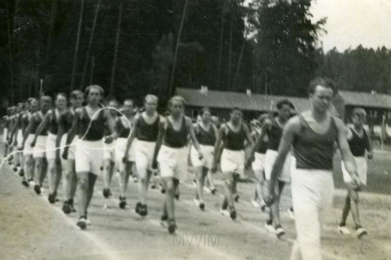 KKE 3453.jpg - Święto sportowe związków zawodowych na stafdionie leśnym w Olsztynie. Kolumne gimnastyczna prowadzi Jan Rutkowski, Olsztyn, 1950 r.